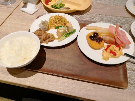 料理を取ってきた