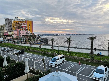 奥にアメリカンビレッジが見える