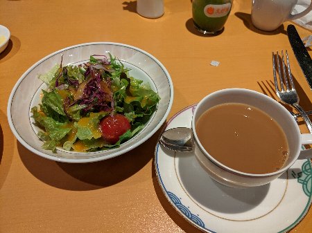 コーヒーとサラダ