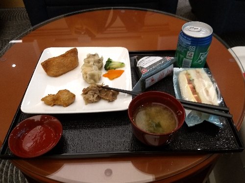 桃園空港のサクララウンジにて