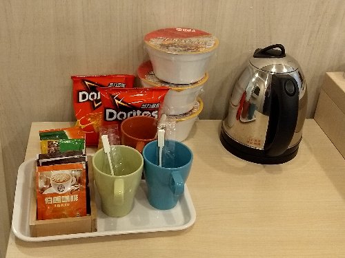 ホテルのスナック類、ラーメンもありました