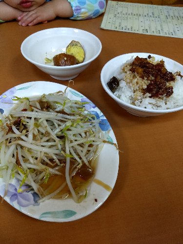 魯肉飯とモヤシ炒めと卵